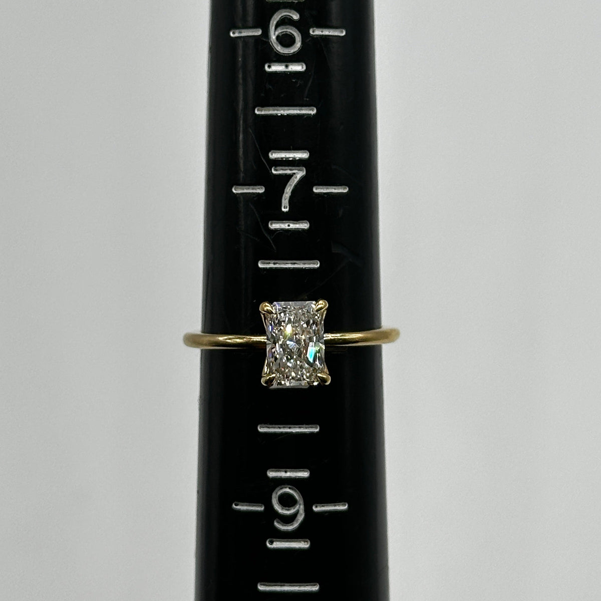 18k yg Lab Grown Rect. Modified brilliant Solitaire Ring w/Diamond Cert.